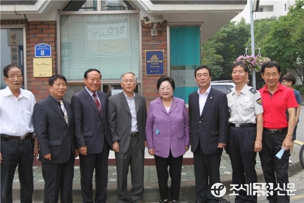한국감정원 김원식 신사업본부장(우측에서 세 번째)이 김을동 새누리당 의원(우측에서 네 번째), 김희동 거여1단지 입주자대표회장(우측에서 다섯 번째)과 함께 우수단지 현판식 기념촬영을 하고 있다. <사진제공=한국감정원>