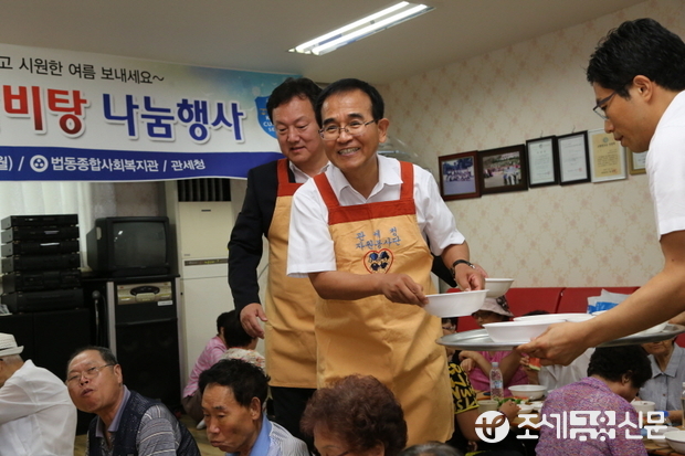 10일 대전 대덕구 소재 '법동사회복지관'을 찾은 김낙회관세청장이 어르신들에게 갈비탕 등 식사를 대접하고 있다. <사진제공=관세청>