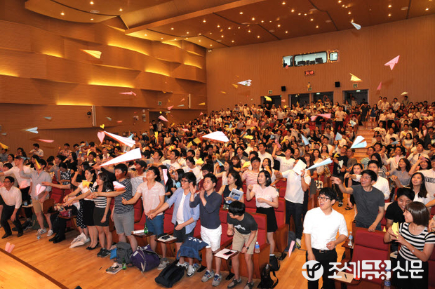 현장에서 채용 관련 궁금 점을 적은 종이비행기를 무대위로 날리는 모습