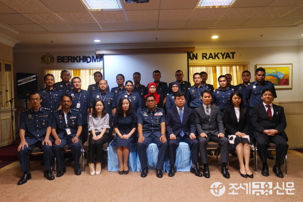 11일 말레이시아 관세청에서 말레이시아 관세청의 관세행정 선진화를 위해 파견된 관세청 황승호 WCO 아태지역정보센터 소장(앞줄 왼쪽에서 6번째) 등 한국 관세청직원들이 하미드 빈 살레 (Dato' Ab Hamid Bin Salleh) 말레이시아 관세청 협력기획국장(앞줄 왼쪽에서 5번째) 등과 함께 기념촬영을 하고 있다. <사진제공=관세청>