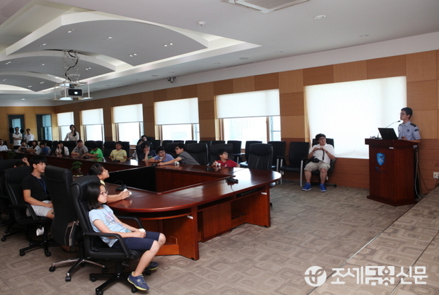 지난 12일 서울본부세관에서 개최된 어린이 특별세관체험행사에서 초등학생들이 세관직원의 설명을 듣고있다. <사진제공=서울본부세관>