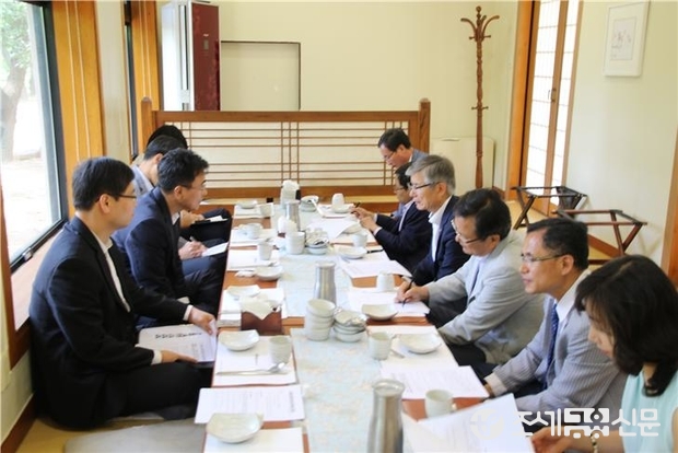 중부지방세무사회(회장 정범식)와 중부지방국세청(청장 김재웅)은 법인세 중간예납신고를 앞두고 13일 수원에서 간담회를 가졌다. <사진제공=중부지방세무사회>