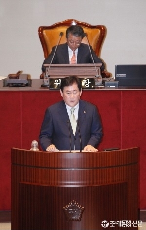 지난 18일 열린 제336회국회(임시회) 제2차 예산결산특별위원회 전체회의에서 최경환 경제부총리 겸 기획재정부 장관이 제안설명을 하고 있다. <사진=전한성 기자>