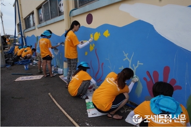 지난 18일 전라남도 고흥군 나로도에서 수협은행 대학생 어촌봉사단원들이 벽화봉사활동을 펼치고 있다.