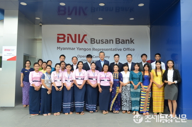 사진 뒷줄 오른쪽에 5번째 박재경 부산은행 경영기획본부장