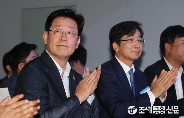 '주빌리은행 출범식'이 27일 오전 서울시청 시민청에서 열린 가운데 이재명(왼쪽, 현 성남시장), 유종일 공동은행장이 박수를 치고 있다. 사진=전한성 기자