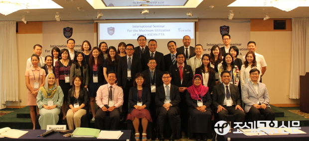 1일 노보텔 엠배서더 부산에서 열린 '한-아세안 FTA 국제 세미나'에 참석한 관세청직원들이 아세안 회원국 세관 및 상무부 직원들과 함께 기념촬영을 하고 있다. <사진제공=관세청>