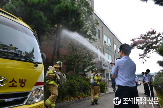 인천본부세관(세관장 차두삼)은 2일 인천 중부소방서와 합동으로 직원 등 200여명이 참석한 가운데 화재진압 소방훈련을 실시했다. <사진제공=인천본부세관>