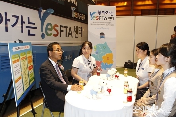 '2015 고졸성공 취업 대박람회'가 4일 오전 서울 삼성동 코엑스 D홀에서 개막한 가운데 김낙회 관세청장이 학생들에게 취업 상담을 해주고 있다. <사진=전한성 기자>