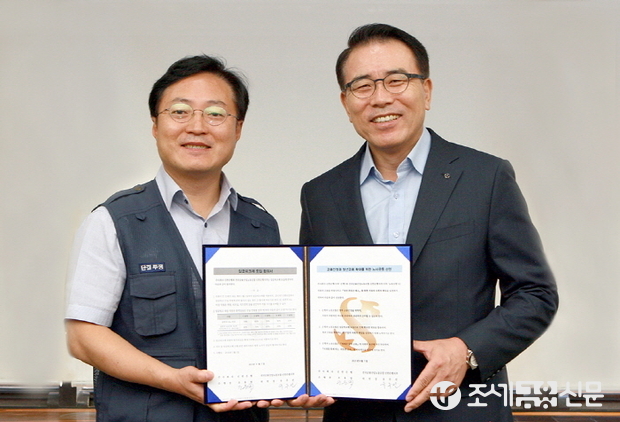 조용병 신한은행장(오른쪽)과 유주선 신한은행 노동조합 위원장(왼쪽)이 7일 서울 중구 세종대로 소재 신한은행 본점에서 진행된 ‘임금피크제 도입’ 노사합의를 마치고 기념촬영을 하고 있다.