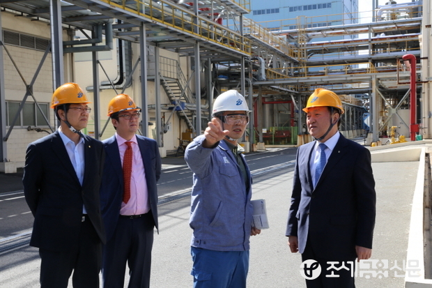 김주하 농협은행장(오른쪽)은 8일 롯데호텔울산에서 '우수기업 CEO 초청 간담회'를 갖고 울산 남구에 위치한 화학제품 제조업체인 송원산업(주)(대표 박종호)을 방문하여 생산시설을 둘러보고 있다.