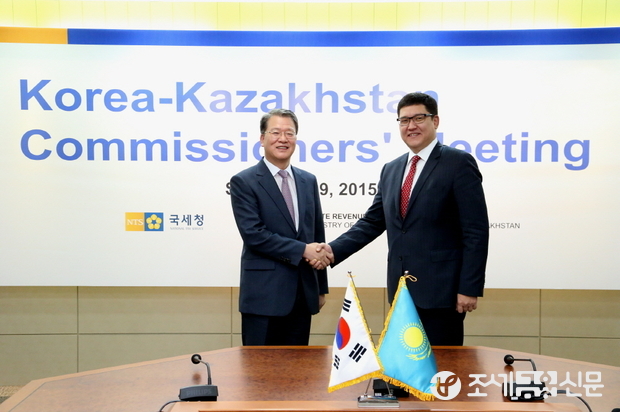 임환수 국세청장이 9일 서울에서 다울레 예르고진(Daulet Yergozhin) 카자흐스탄 국세청장과 한·카자흐스탄 국세청장회의를 가진 뒤 기념사진을 찍고 있다. <사진제공=국세청>