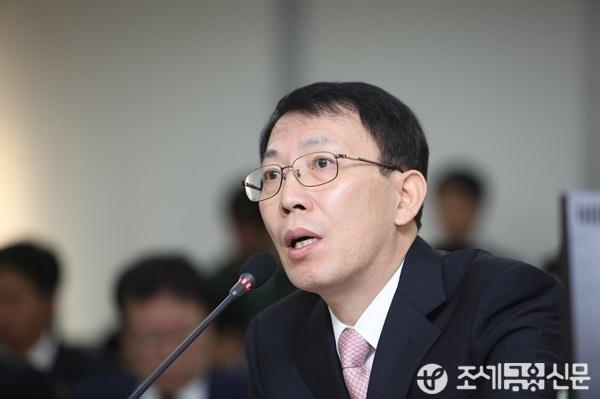 김연근 서울지방국세청장이 11일 서울 종로구 수송동 서울청사에서 열린 국회 기획재정위원회 서울·중부지방국세청 국정감사에서 업무현황 보고를 하고있다. <사진=김태효 기자>