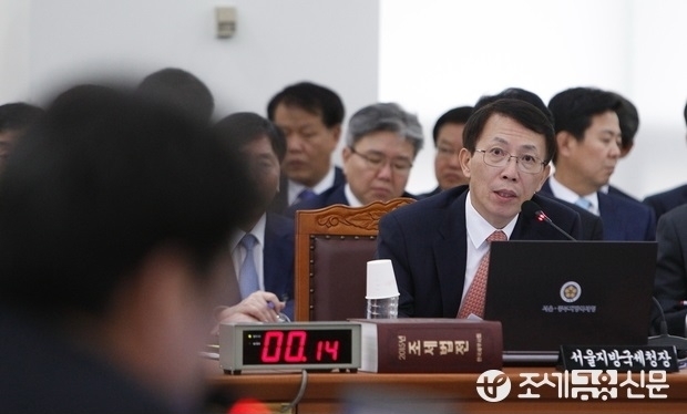 서울·중부지방국세청에 대한 국회 기획재정위원회의 국정감사가 11일 오전 서울 종로구 수송동 서울지방국세청사에서 열린 가운데 김연근 서울청장이 질의에 답변하고 있다.