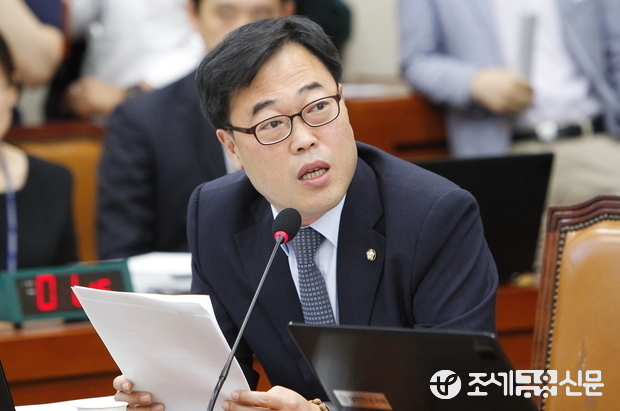 금융위원회에 대한 국회 정무위원회의 국정감사가 14일 서울 여의도 국회에서 열린 가운데 새정치민주연합 김기식 의원이 임종룡 금융위원장에게 질의하고 있다. 사진=전한성 기자