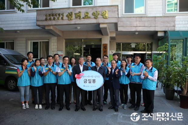 서울본부세관은 16일 노원구 상계동에 위치한 장애복지시설 ‘쉼터요양원’을 찾아 이웃사랑 기금을 전달하고 봉사활동을 참여하는 등 사랑나눔 활동을 펼쳤다. <사진제공=서울본부세관>