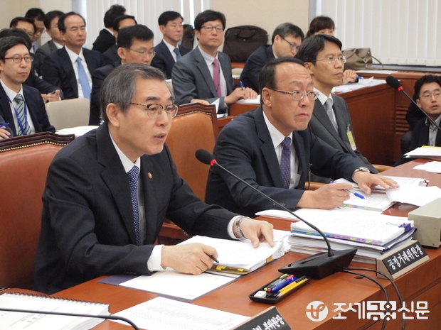 17일 여의도 국회에서 열린 국회 정무위원회의 공정거래위원회에 대한 국정감사에서 정재찬 공정거래위원장이 의원들의 질의에 답변하고 있다. <사진=김태효 기자>