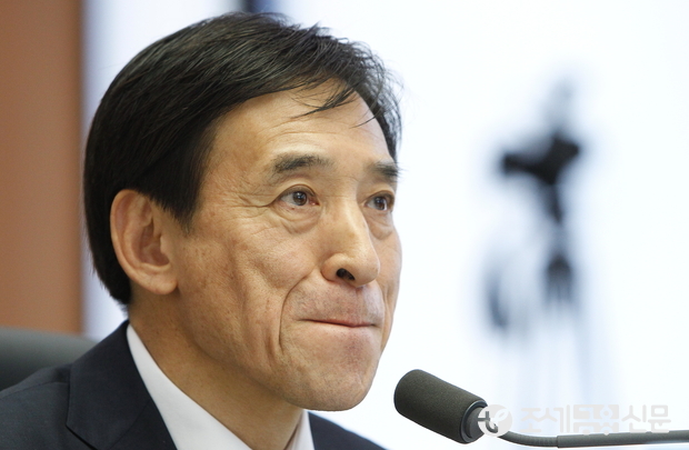 한국은행에 대한 국회 기획재정위원회의 국정감사가 17일 서울 남대문로 한국은행에서 열린 가운데 이주열 총재가 의원들의 질의를 듣고 있다.