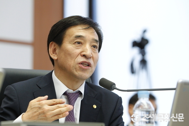 한국은행에 대한 국회 기획재정위원회의 국정감사가 17일 서울 남대문로 한국은행에서 열린 가운데 이주열 총재가 의원들의 질의에 답변하고 있다. 사진=전한성 기자