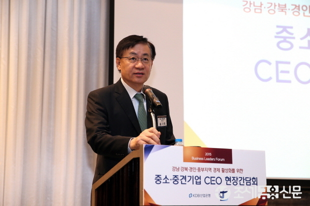 홍기택 산업은행장이 17일 송도 오크우드 프리미어 인천 호텔에서 중소ㆍ중견기업 CEO들을 초청하여 경제현안 및 지역경제 활성화를 위한 현장간담회에서 인사말을 하고있다.