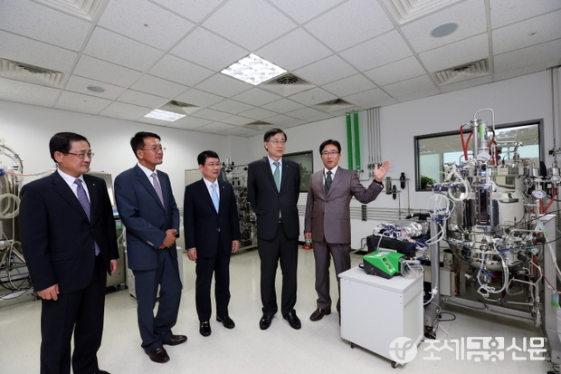 17일 오후 인천시 연수구소재한 바이오기업 셀트리온(주) 공장 현장을 방문한 홍기택 회장 일행을 김형기 대표가 안내하고 있다.(사진 오른쪽부터 ㈜셀트리온 권기성 이사, KDB산업은행 홍기택 회장, KDB산업은행 성장금융1부문 송문선 부행장, ㈜셀트리온 김형기 대표이사, KDB산업은행 경인지역본부 백운기 본부장)