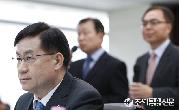 산업은행·기업은행·예금보험공사에 대한 국회 정무위원회의 국정감사가 21일 서울 여의도 산업은행 본점에서 열린 가운데 홍기택 산업은행장이 증인으로 출석한 고재호 전 대우조선해양 대표이사의 발언을 듣고 있다. <사진=전한성 기자>