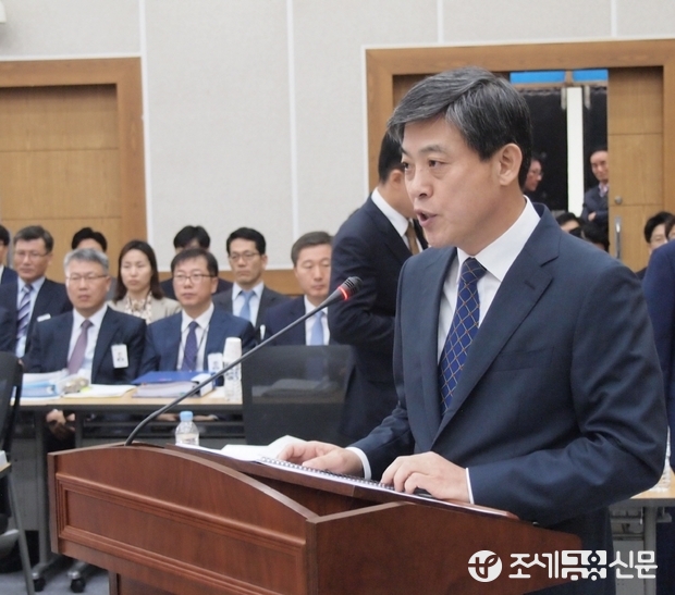 22일 부산경남본부세관에서 열린 국회 기획재정위원회의 부산지방국세청·부산경남본부세관에 대한 국정감사에서 원정희 부산국세청장이 업무보고를 하고 있다. <사진=김태효 기자>