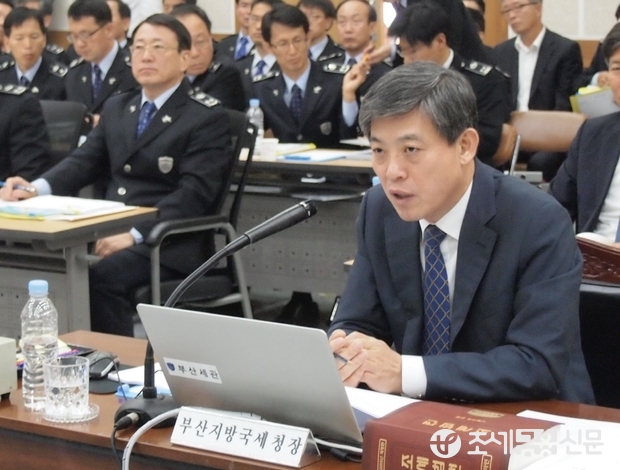 원정희 부산지방국세청장이 22일 부산경남본부세관에서 열린 국회 기획재정위원회의 부산지방국세청·부산경남본부세관에 대한 국정감사에서 질의에 답변하고 있다. <사진=김태효 기자>