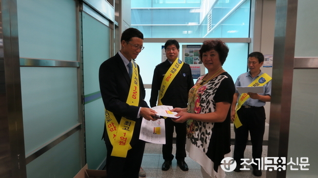 임성균 군산세관장(좌)이 22일 군산항을 이용하는 여행자를 대상으로 마약밀수 방지 캠페인을 실시하고 있다. <사진제공=군산세관>