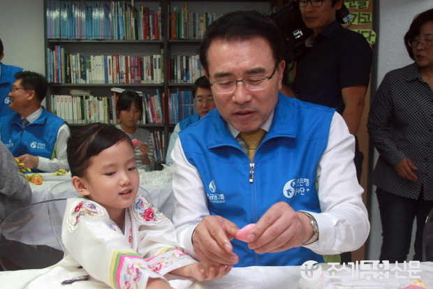 신한은행 조용병 은행장과 임원들이 서울 중구 소재 남산원에서 아이들과 송편을 빚고 있다