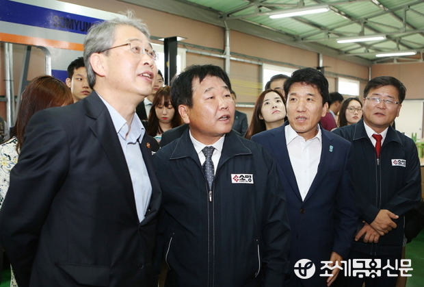 24일 함영주 KEB하나은행장은 임종룡 금융위원장과 함께 기술금융 활성화를 위하여 KEB하나은행의 기술금융 이용기업인 소명을 방문하여 기술금융에 대한 애로 사항을 듣는 시간을 가졌다. 사진 왼쪽부터 임종룡 금융위원장, 노경원 (주)소명 대표이사, 함영주 KEB하나은행장