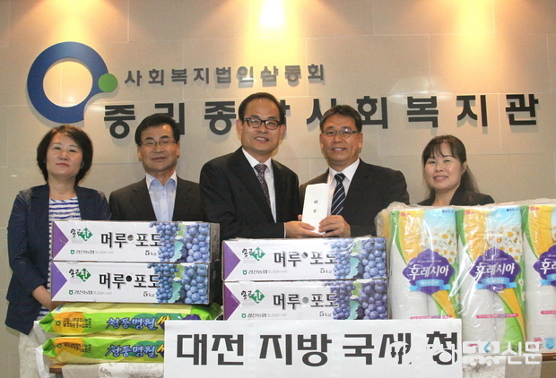 대전지방국세청 사회봉사단은 추석 명절을 맞아 나눔과 배려의 문화를 확산하고, 이웃사랑을 실천하기 위해 23~24일 이틀 간 관내 사회복지시설 5곳을 위문·방문했다. <사진제공=대전지방국세청>