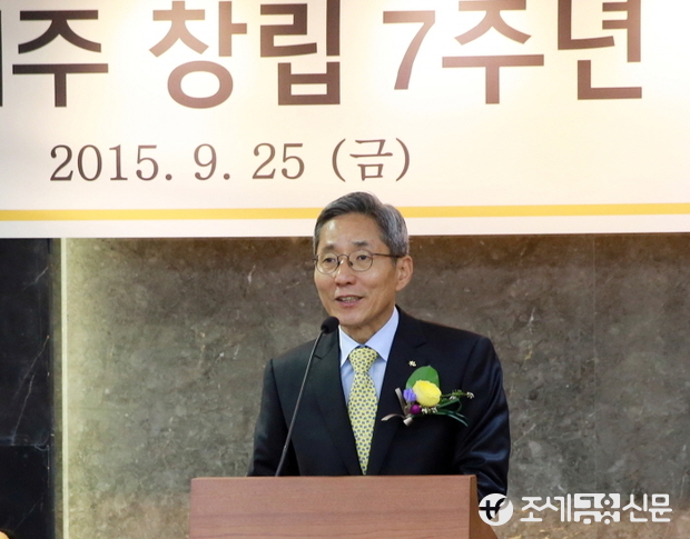 25일 오전 KB국민은행 여의도 본점 13층에서 KB금융지주 창립 7주년 기념식에서 참석한 임직원들에게 기념사를 하고 있는 윤종규 회장