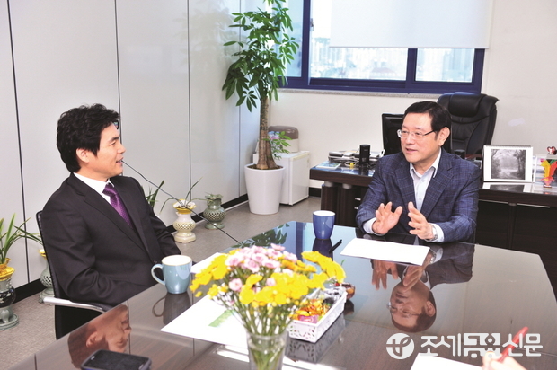 김종상 본지 발행인(좌)과 이용섭 前 국회의원(우)이 대담을 나누고 있다.