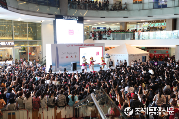 작년 9월 태국 방콕에서 진행된 롯데 관광3사의 합동 로드쇼 모습. <사진제공=롯데면세점>