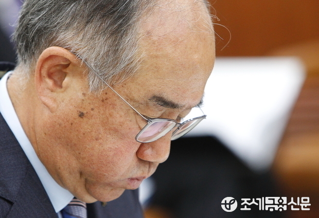 1일 국회 기획재정위원회의 한국수출입은행 국정감사에서 이덕훈 한국수출입은행장이 의원들의 날선 질의에 곤혹스러워 하고 있다. 사진=전한성 기자.