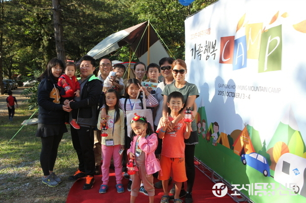 아주캐피탈이 4일 가평 호명산캠핑장에서 고객과 임직원 가족들이 함께하는 1박2일 가족행복캠프를 개최했다. 이번 캠프에는 ‘행복한 우리가족’을 주제로 사연을 보내온 총 40가족이 함께했다. 캠프에 참가한 가족들이 기념사진촬영을 하고 있다.