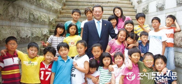 국회의원 시절 지역 어린이들과 함께