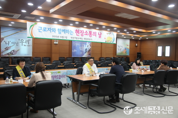 5일 대전지방국세청(청장 김형중) 직원들이 충남 천안 소재 연합정밀(주)를 방문해 ‘찾아가는 현장상담실’을 운영하고 있다. <사진제공=대전지방국세청>