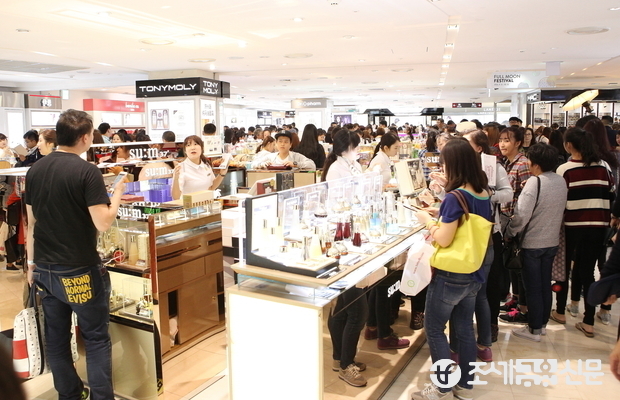 '한국 블랙프라이데이' 행사가 시작되고 처음으로 맞는 주말인 3일 오후 서울 중구 남대문로 롯데백화점 본점 면세점에 쇼핑을 즐기려는 외국인 관광객들로 붐비고 있다. 사진=전한성 기자
