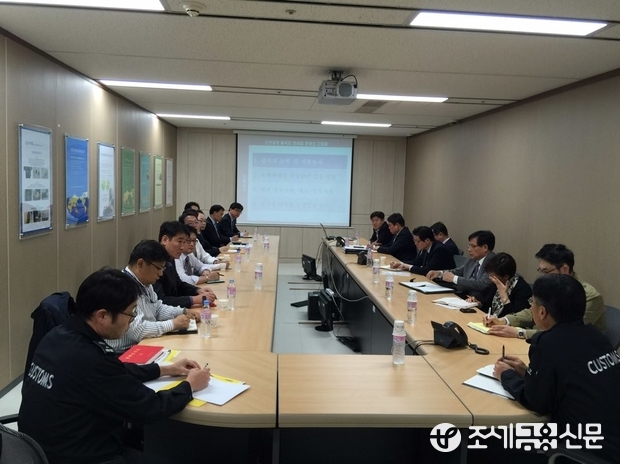 13일 인천공항본부세관 소회의실에서 세관 직원들과 면세점 업계 관계자들이 간담회를 하고 있다. <사진제공=인천공항본부세관>