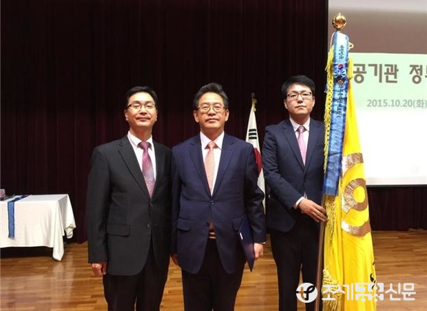 한국감정원 김상권 상무이사(중앙)가 정부3.0 추진 유공 국무총리 표창을 수상 후 심덕섭 행정자치부 창조정부 조직실장(왼쪽)과 함께 기념사진을 촬영하고 있다. <사진제공=한국감정원>