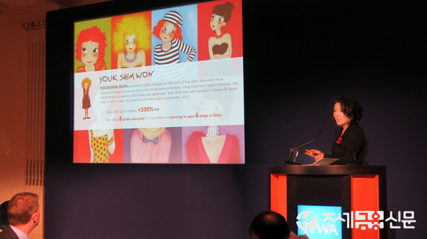 SK네트웍스 권미경 면세사업본부장이 세계 최대 규모 면세품박람회에서 컨퍼런스 발표를 하고 있다. <사진제공=SK네트웍스>