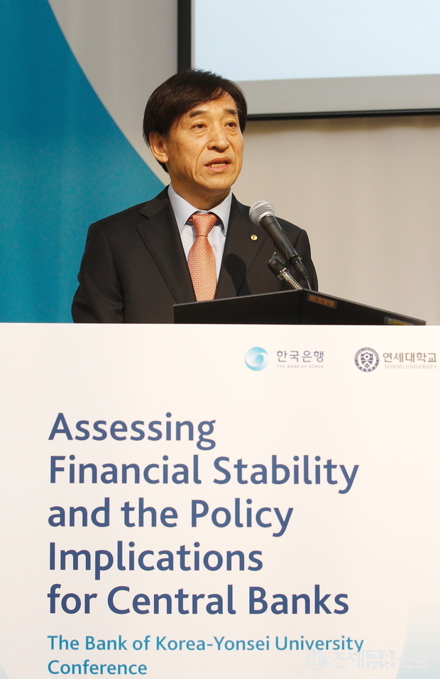 한국은행 조사국과 연세대학교가 함께 ‘금융안정 평가와 중앙은행에 대한 정책 시사점’을 주제로 한 컨퍼런스를 23일 서울 서대문구 연세대학교 백양누리 그랜드블룸과 대우관에서 개최한 가운데 이주열 한국은행 총재가 개회사를 하고 있다.사진=전한성 기자