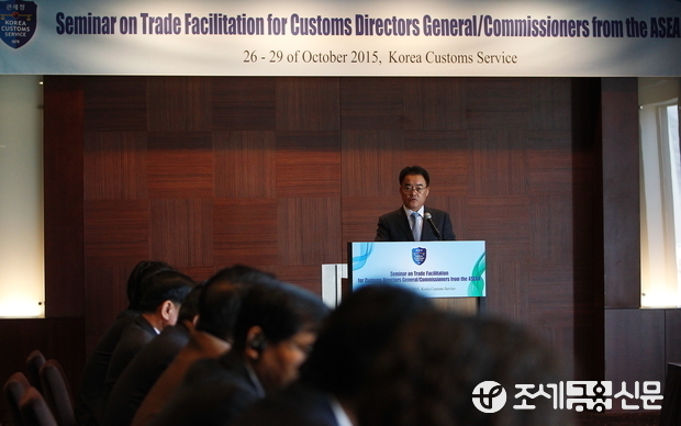 '아세안 고위급 무역원활화 세미나'가 26일 오전 서울 중구 동호로 신라호텔에서 개최된 가운데 관세청 조훈구 정보협력국장이 개회사를 하고 있다. <사진=전한성 기자>
