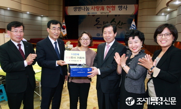 이원태 수협은행장(오른쪽 세 번째)이 26일 서울 송파구 소재 수협은행 본사에서 53번째 헌혈 기증자에게 사랑의 케이크를 전달하고 있다.