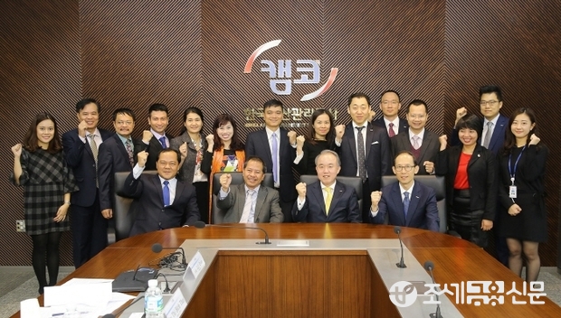 이종진 캠코 이사(오른쪽에서 두번째)와 베트남자산관리공사 도안 반 탕( Doan Van Thang)부사장(오른쪽에서 세번째)이 10월 27일(화) 캠코 본사 부산국제금융센터에서 베트남자산관리공사 방문단 및 캠코 관계자와 기념촬영을 하고 있다.
