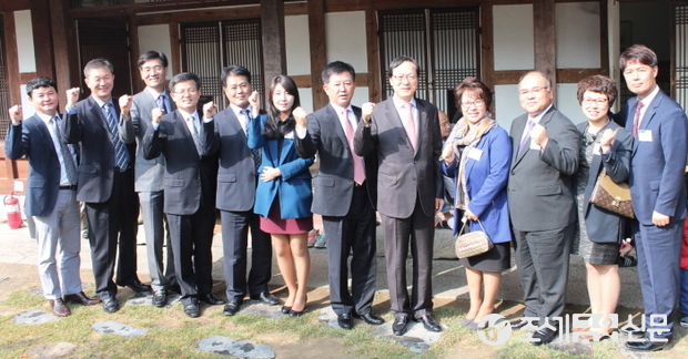 NH농협금융지주 김용환 회장(우측 다섯 번째)이 농협은행 전북영업본부와 인근 영업점를 방문해 직원들과 대화의 시간을 갖는 소통경영을 실시하였다.