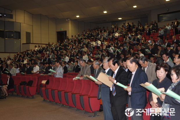 지난 10월 14일 한국관세사회 회원들이 관세사 상생 공동체 도덕률 결의대회에서 공정경쟁을 결의하고 있다. <사진제공=한국관세사회>