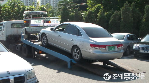 고의적으로 세금을 납부하지 않은 고액체납자의 고급승용차를 견인하는 모습 <사진제공=부산경남본부세관>